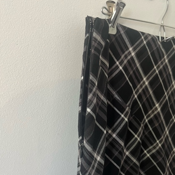Asymmetrical skirt black and white tartan pattern - Picture 4 of 4
